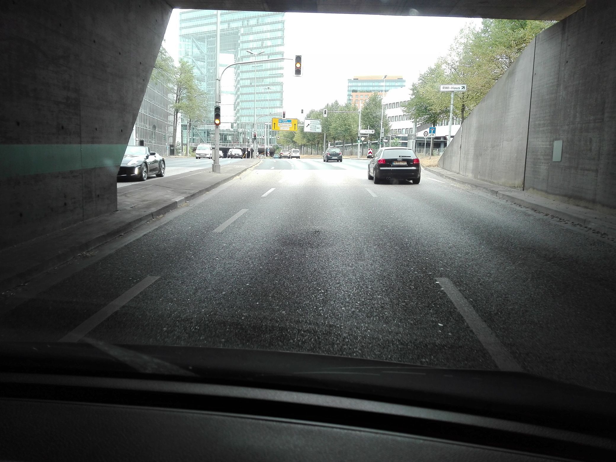 In Höhe der Ausfahrt des Rheinufertunnels an der Gladbacher Straße haben sich Blasen im Asphalt gebildet. Diese werden am Sonntag, 12. August, 7 bis 12 Uhr repariert. Foto: Landeshauptstadt Düsseldorf, Amt für Verkehrsmanagement