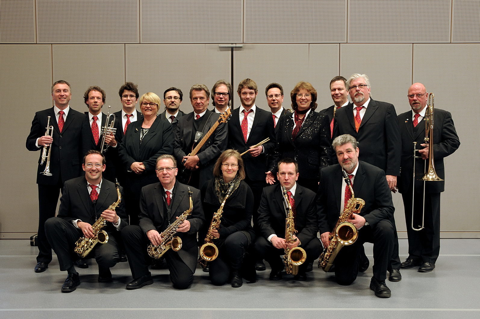 JazzFazz bietet Bigband-Sound "vom Feinsten" und wird am Samstag, 25. August, ab 11 Uhr die Besucher mit ihrem großen, abwechslungsreichen Programm begeistern. Ihre Musik ist tanzbar und hat ihren Schwerpunkt in Swingtänzen wie Jive, Foxtrott, Boogie Woogie, Lindy Hop und Rock’n’Roll. Die Band aus der Region besteht seit 20 Jahren und ist zum ersten Mal bei Menden à la carte mit dabei. Fotodesign: Paul Parzych