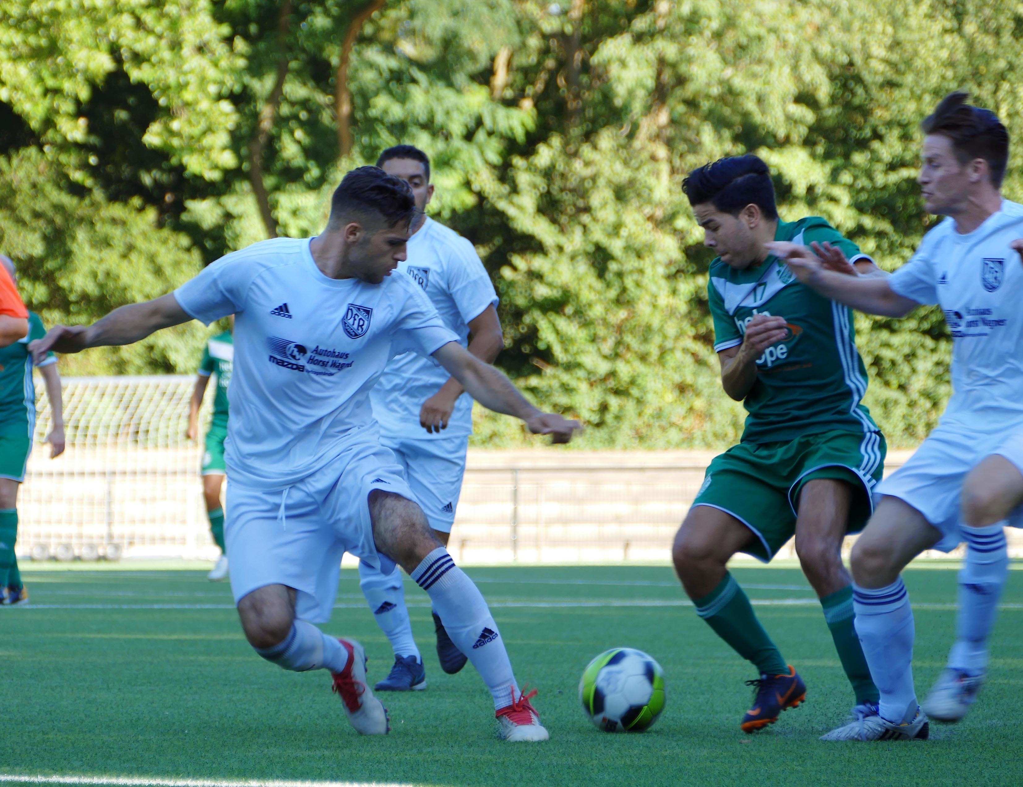 Der VfR Sölde (in weiß, beim Finale der Hörder Stadtmeisterschaft, wo man 2:5 gegen Westfalenligist Schüren verlor) will in der kommenden Saison über Ballbesitz und Tempo zum Erfolg kommen.