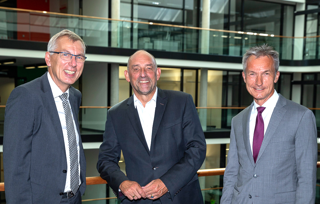 Sozialdezernent Luidger Wolterhoff, Detlef Scheele, Vorstandsvorsitzender der Bundesagentur für Arbeit, und Oberbürgermeister Frank Baranowski (v.l.) haben viel Gesprächsbedarf, weil ihnen das Thema "Sozialer Arbeitsmarkt" außerordentlich wichtig ist. Foto: Gerd Kaemper