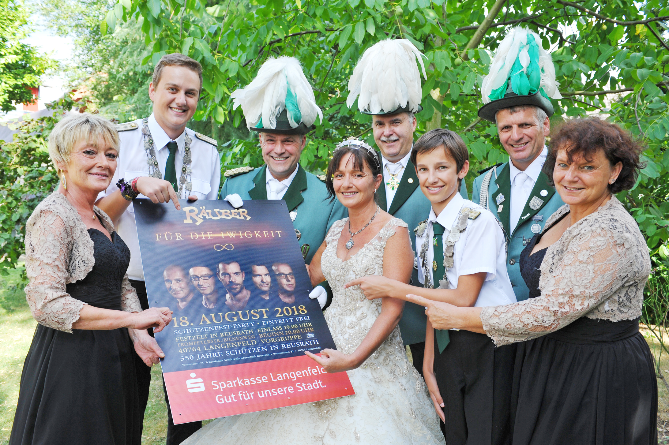 Viele Höhepunkte für Jung und Alt bietet das Schützenfest in Reusrath am kommenden Wochenende. Auf dem Fest werden die Nachfolger für das amtierende Königspaar Bernd und Kirsten Stein (3.u.4.v.l.), Jungprinz Dominik Schwoerer (2.v.l.) und Schülerprinz Justin Suck (3.v.r.) gesucht. Mit auf dem Foto: Die Ehrendamen Iris Henkel (l.) und Dagmar Scherf (r.), sowie die Adjutant Josef Stein (4.v.r.) und Michael Koch (2.v.r.).