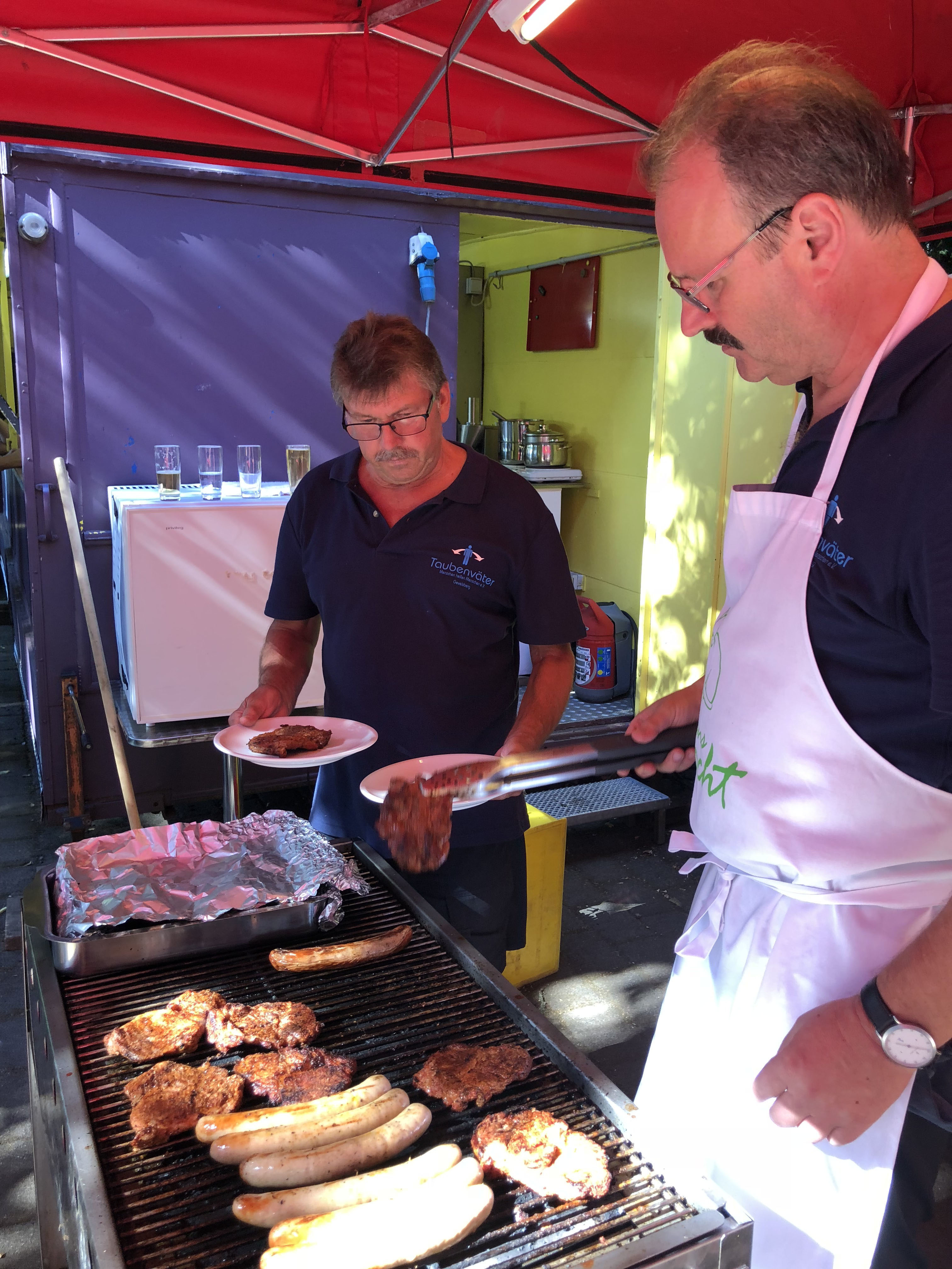 Klaus „Benno“ Behn und Thomas Schmoll sorgten am Grill für Schmackhaftes.