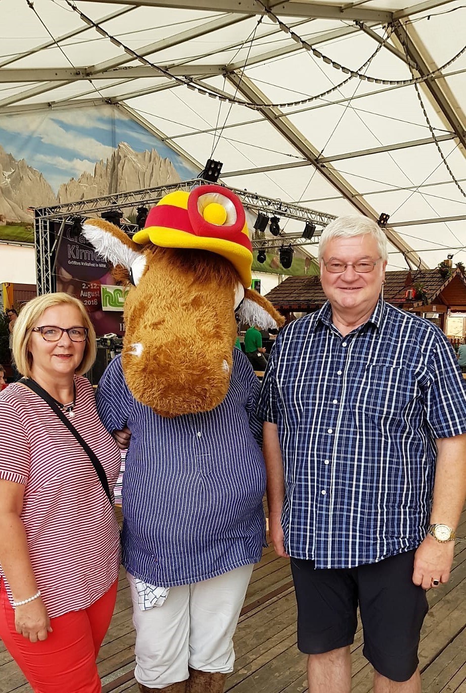 Die Stadtverordneten Andrea Oehler und Peter Neumann-van Doesburg haben das Kirmes-Maskottchen Fritz in die Mitte genommen.