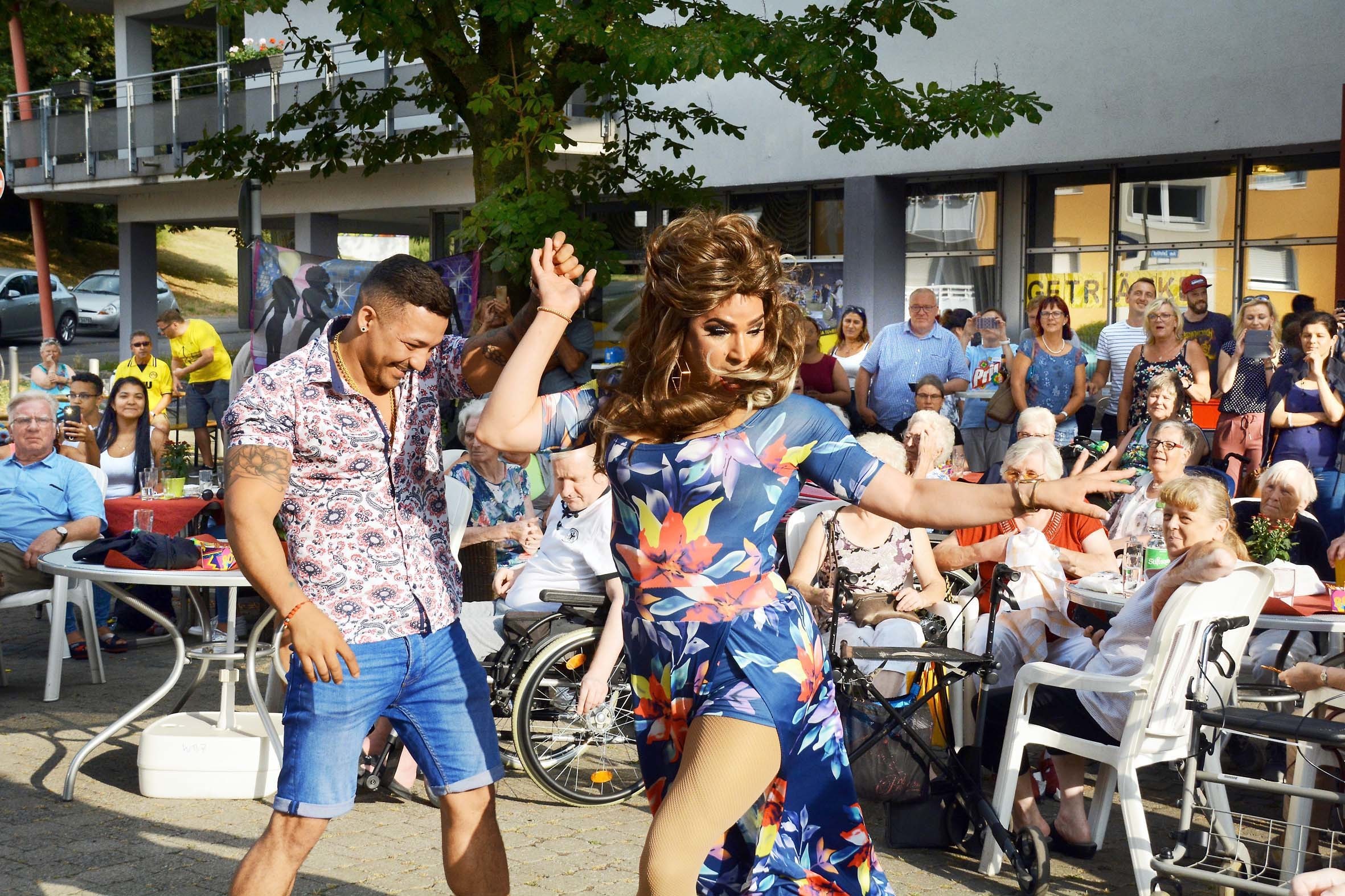 „Carolina del Rio“, Perle aus Kuba, bot beim WBZ-Sommerfest eine Travestieshow mit gelungenen Tanz- und Musikeinlagen.