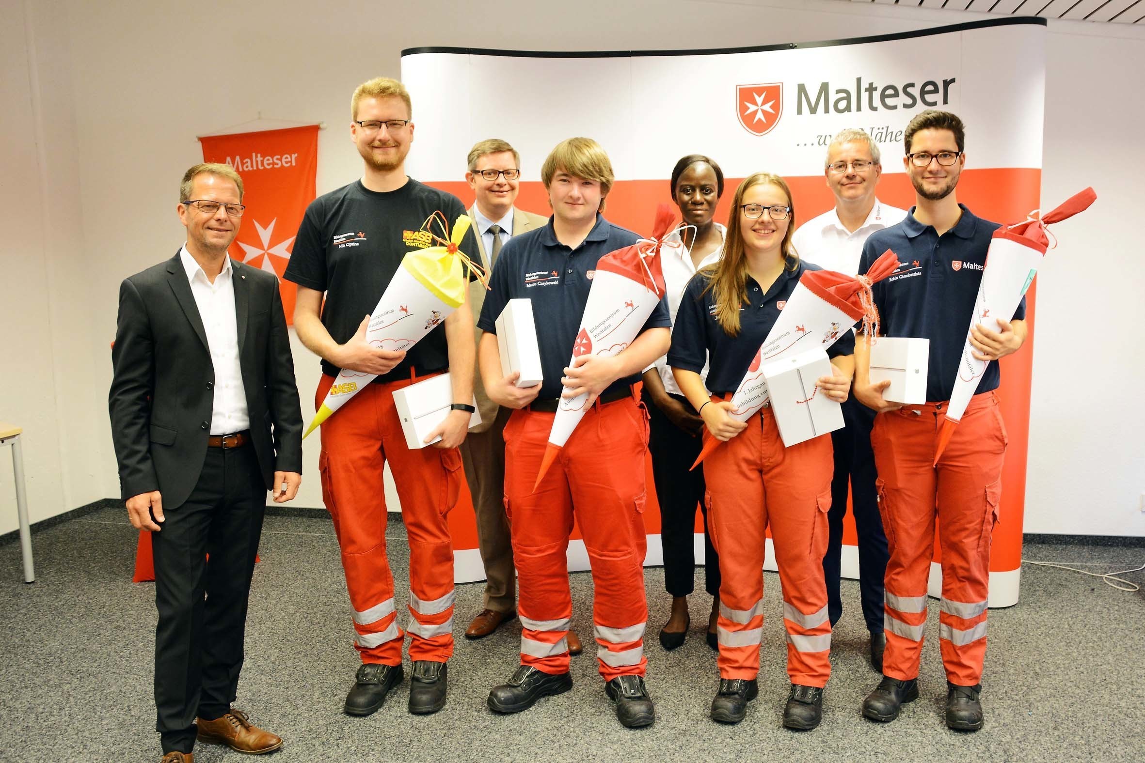 Im Malteser-Bildungszentrum starten Notfallsanitäter in ihre Ausbildung: (v.l.:) Malteser Bezirksgeschäftsführerin Siegfried Klix, Nils Ciprina, ASB, Rettungsdienstleiter MHD Michael Schäfers, Anika Oppong, Leiterin der Rettungsdienstschule, Azubi Marco Czaykowski, Jana Schäfer mit Peter Katze, Leiter des Bildungszentrums Westfalen und Azubi Robin Giambattista.