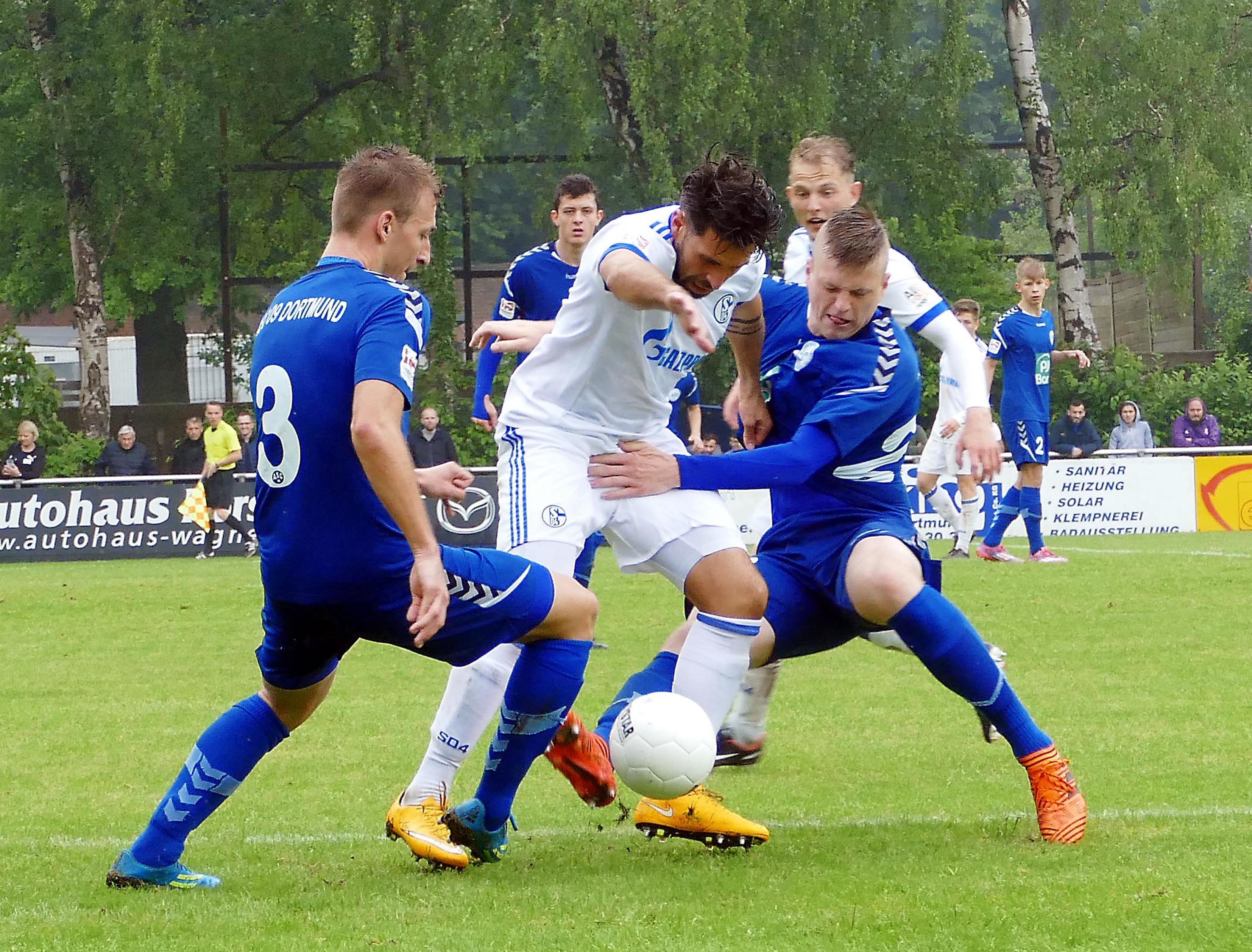 Knackpunkt im Aufstiegsrennen: Der ASC 09 (in blau) verlor in der vergangenen Saison im Ligaendspurt gegen Schalkes U23 mit 0:1. „Für uns zählen zunächst nur 40 Punkte“, hat Coach Adrian Alipour zunächst nur den Klassenerhalt als Minimalziel im Blick.