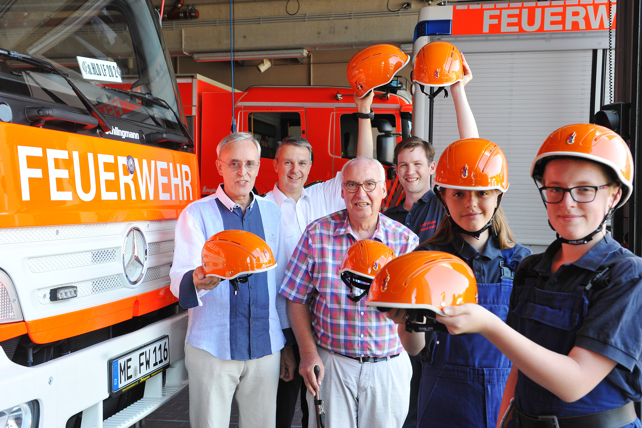 Der Förderverein der Feuerwehr Hilden unterstützt den Nachwuchs mit 30 neuen Helmen. Foto: Michael de Clerque