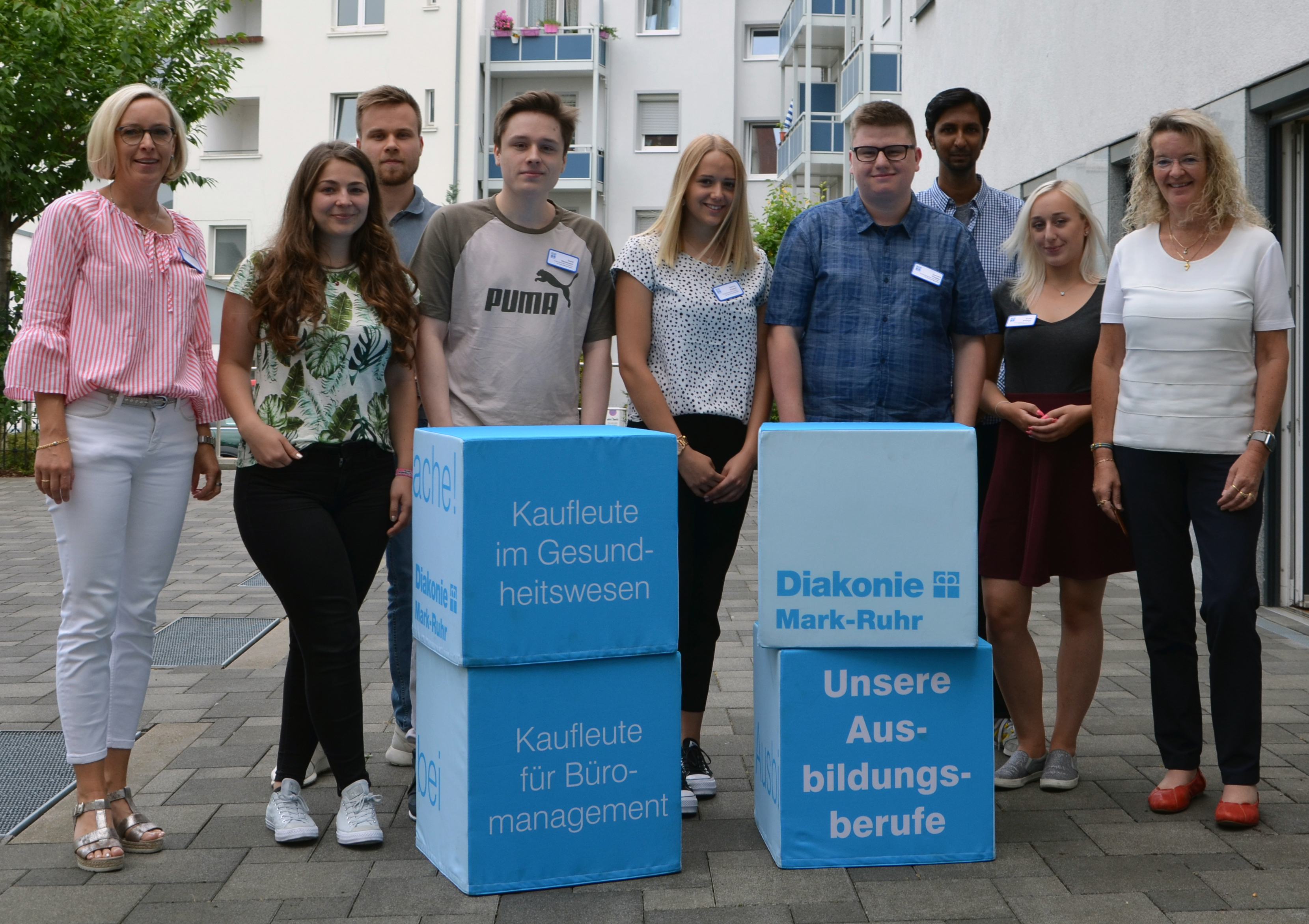 Neue und „alte“ Azubis der Zentralen Dienste gemeinsam mit Personalleiterin Stefanie Schafnitzel (rechts) und Ausbildungskoordinatorin Nicole Kuhlmann (links).