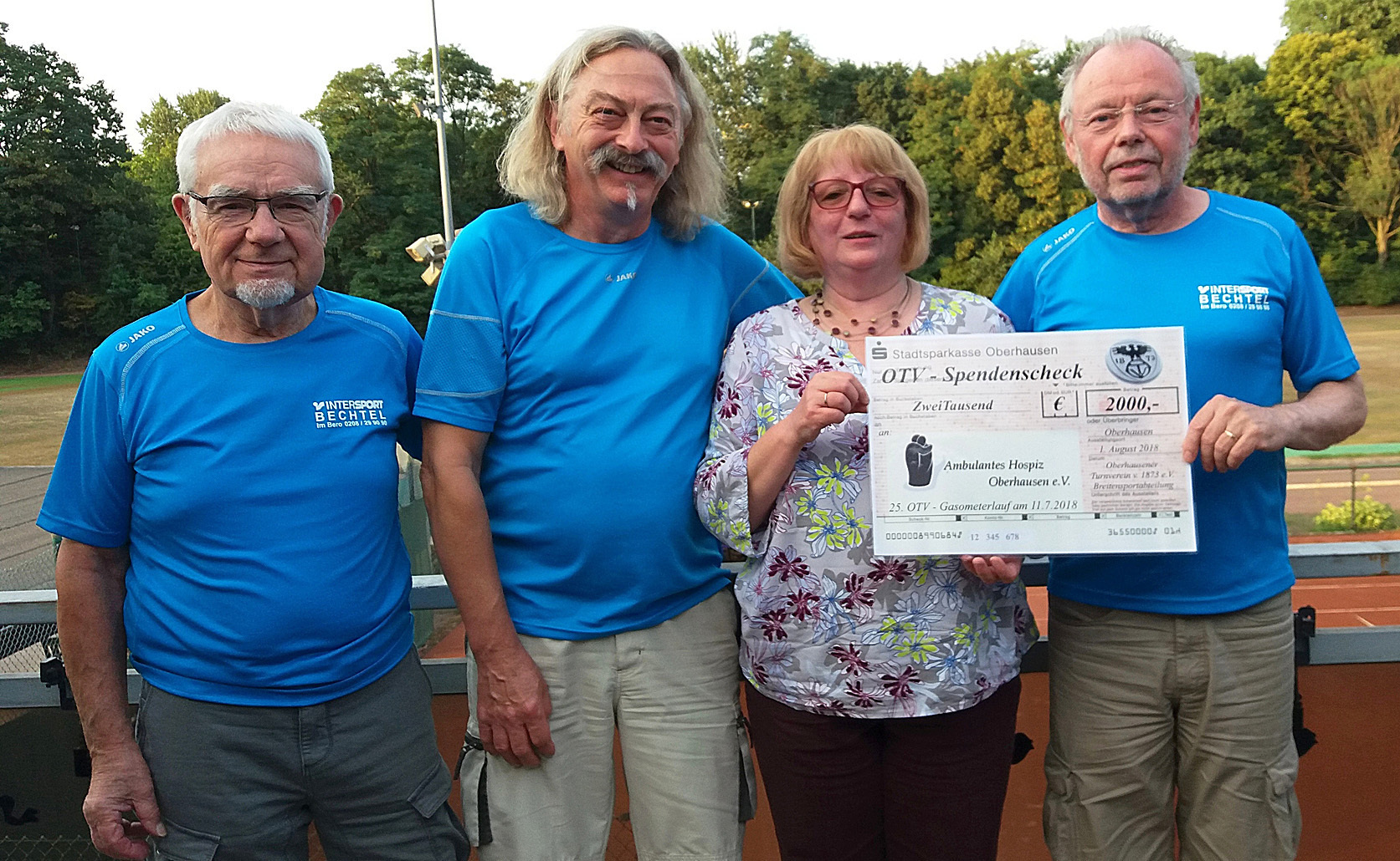 Auf dem Foto v. l. n. r.: Theo van Löchtern (OTV), Heinz Gebhardt (OTV), Marion Kutzner (Ambulantes Hospiz), Detlef Sonntag (OTV),