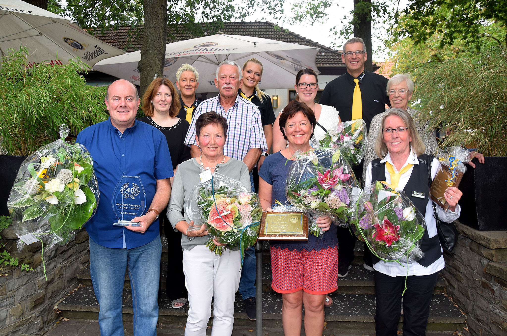 Das Foto zeigt Norbert Lampen, seine Frau Andrea, Petra Kiekenbeck mit ihrem Mann Rolf, Heidrun Schmidt und Lena Schmidt sowie Silvia Schonebeck und natürlich Christiane Wilming sowie Julia, Ralf und Änne Honsel.