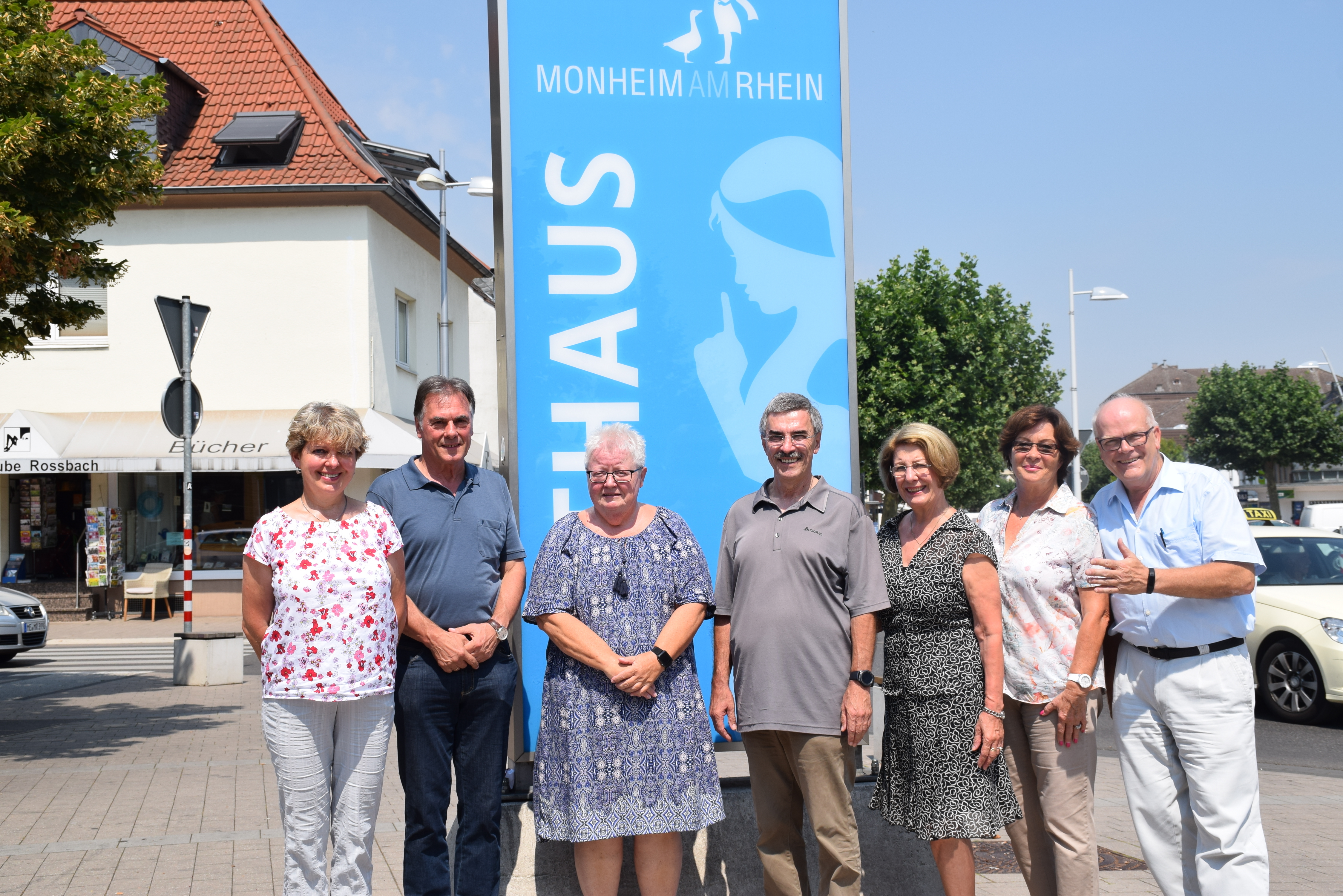 Hildegard Klauke (l.) und Hans-Peter Anstatt (r.) vom Sozialen Dienst der Stadt konnten bereits die ersten ehrenamtlichen Pflegescouts aus den Reihen der Arbeitsgemeinschaft der Verbraucher im Kreis Mettmann begrüßen.