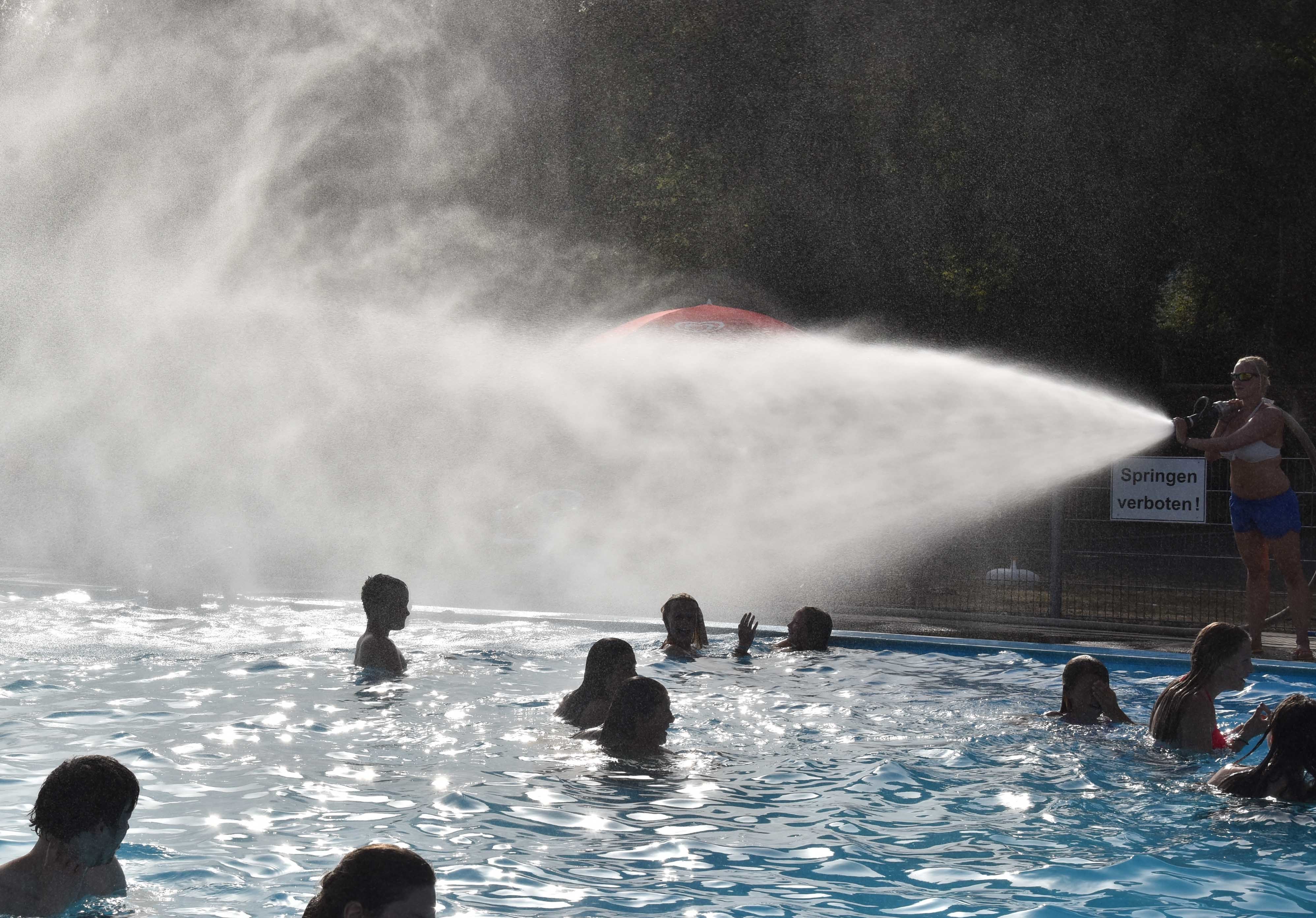 Riesen-Gaudi im Freibad Steele: An einem der heißesten Sommertage Anfang der Woche gab's zusätzlich zum Abkühlen auch noch Wasser von oben.