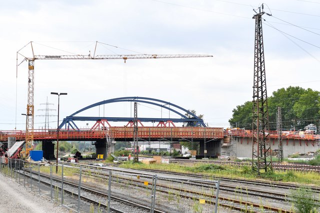 Die mehr als 100 Jahre alte Brücke (hinten mit dem Bogen) wird im Oktober abgerissen. Dann ist der Neubau (vorn) noch nicht nutzbar. Fotos (4): PR-Fotografie Köhring