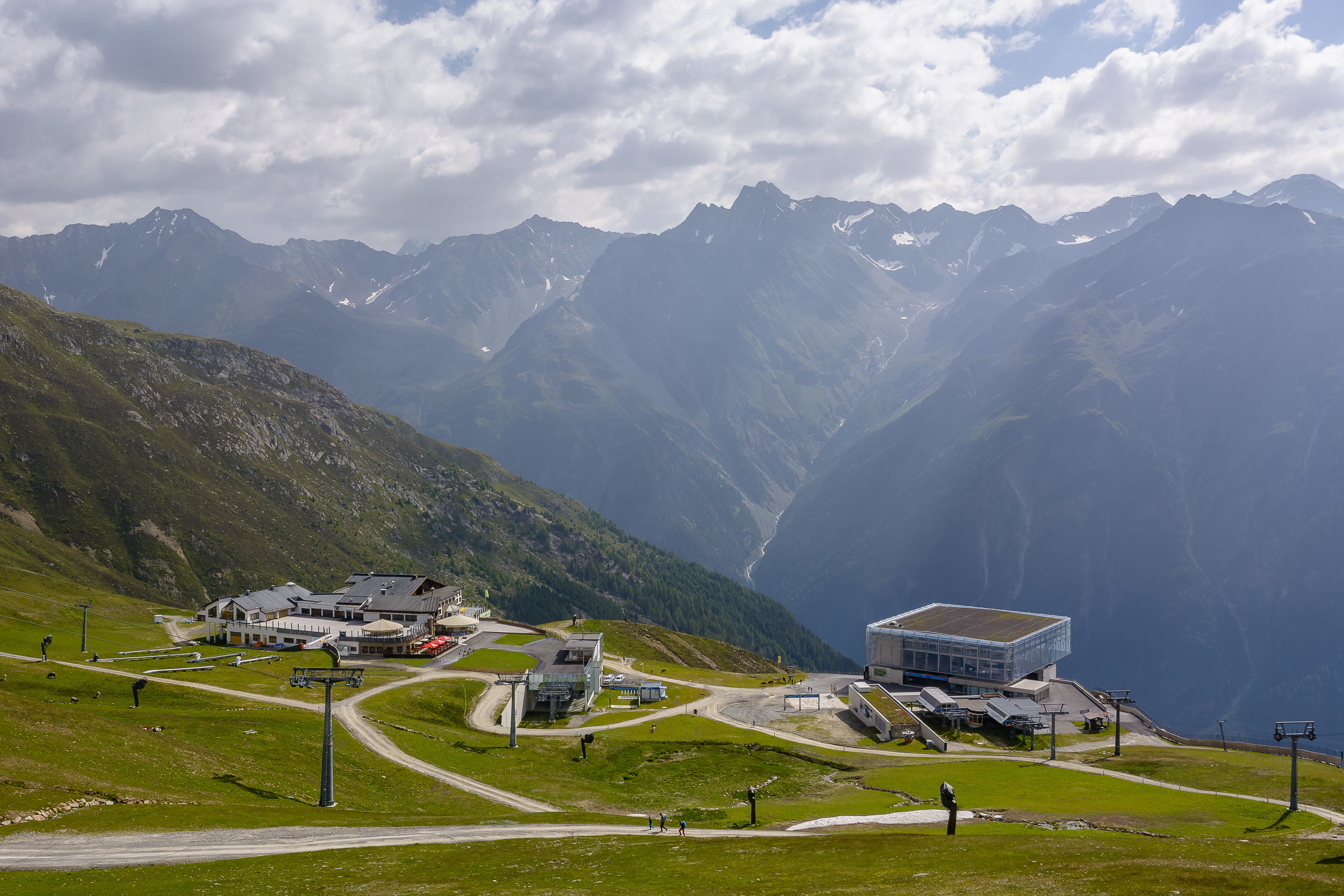 Hier haben wir den Ausgangspunkt der Wanderung, die Bergstation der Giggijochbahn schon verlassen.
