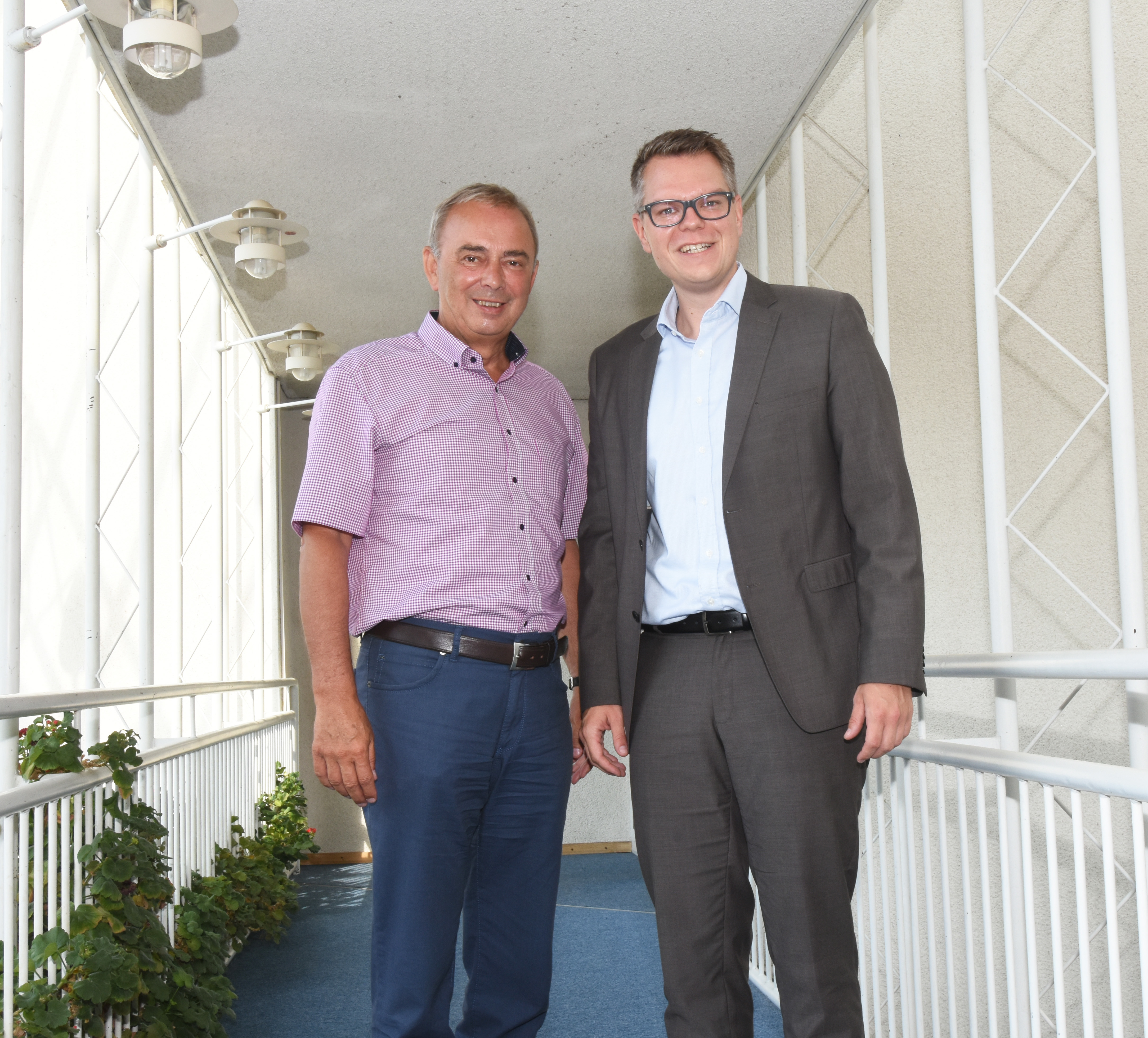 Unnas Bürgermeister Werner Kolter (l.) empfängt Kreisdirektor Mike-Sebastian Janke (r.).
