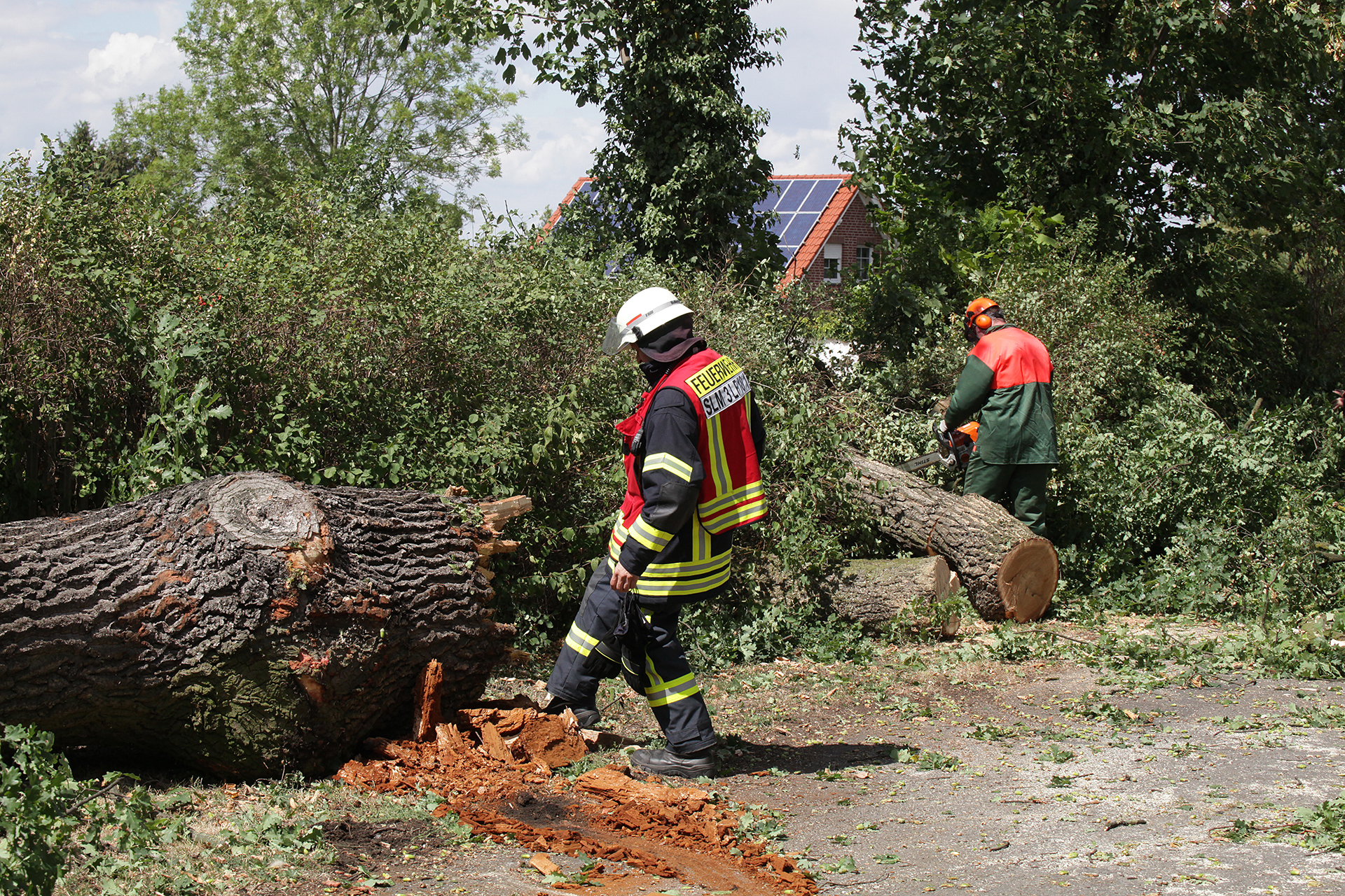 Feuerwehrleute räumten den riesigen Ast auch mit Hilfe eines Radladers zur Seite.