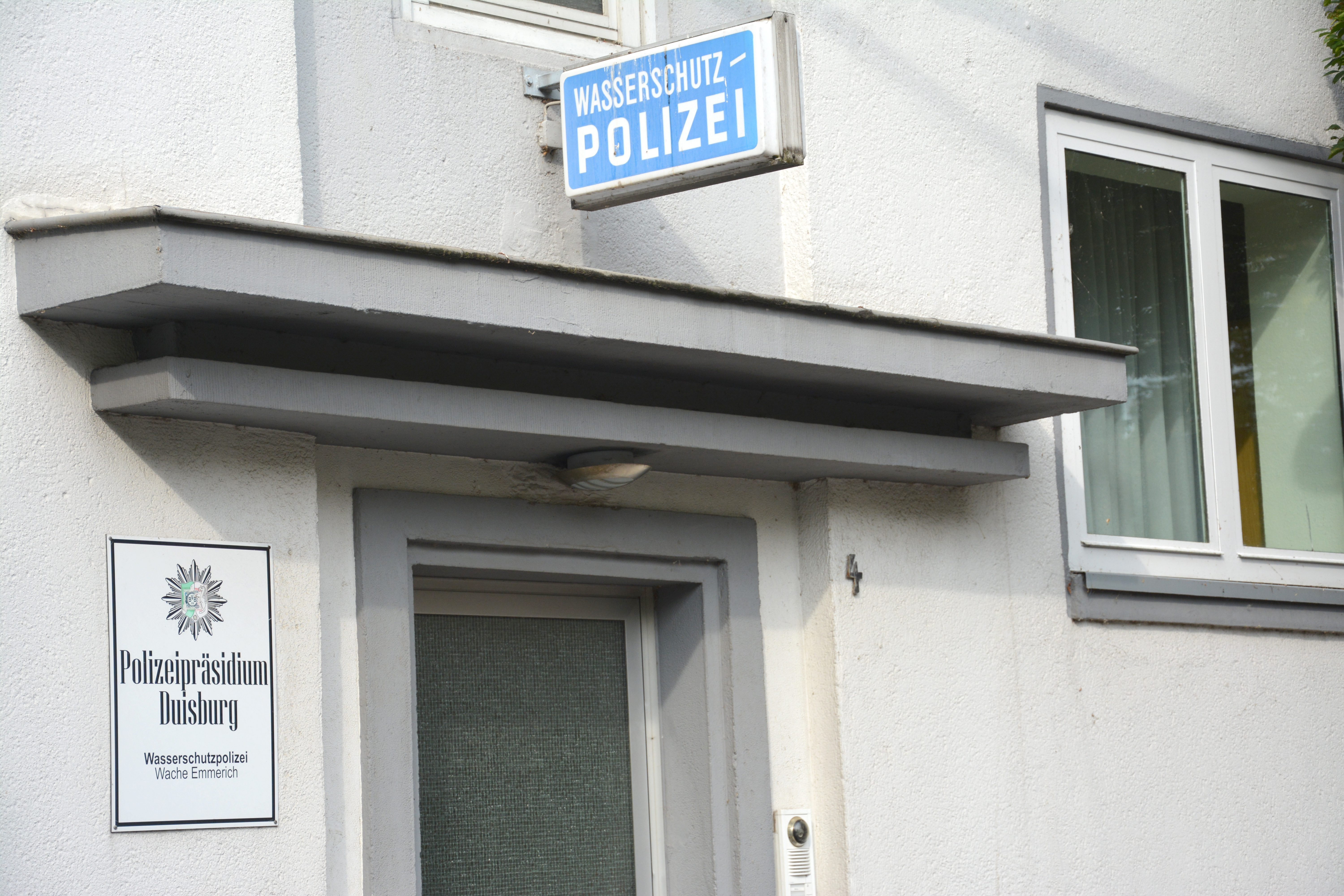 Lange sah es so aus, als müsste die Wache der Wasserschutzpolizei in Emmerich geschlossen werden. Das ist nun vom Tisch. Foto: Jörg Terbrüggen