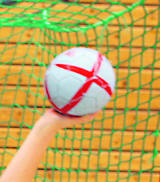 Handball TV Kupferdreh...wer macht bei uns noch mit...Die Spielerinnen v.l.n.r. Maren,Pia, Vesa,Trainerin Silke, Mirjam, Sontje und Celine freuen sich ber weitere Mitspielerinnen. Foto Copyright by. Georg Lukas, Essen, 0171 4114148