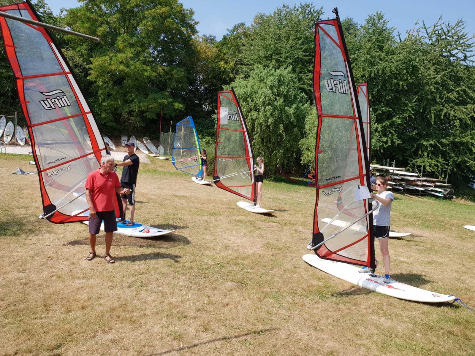 Trockenübungen mit Surflehrer Ian