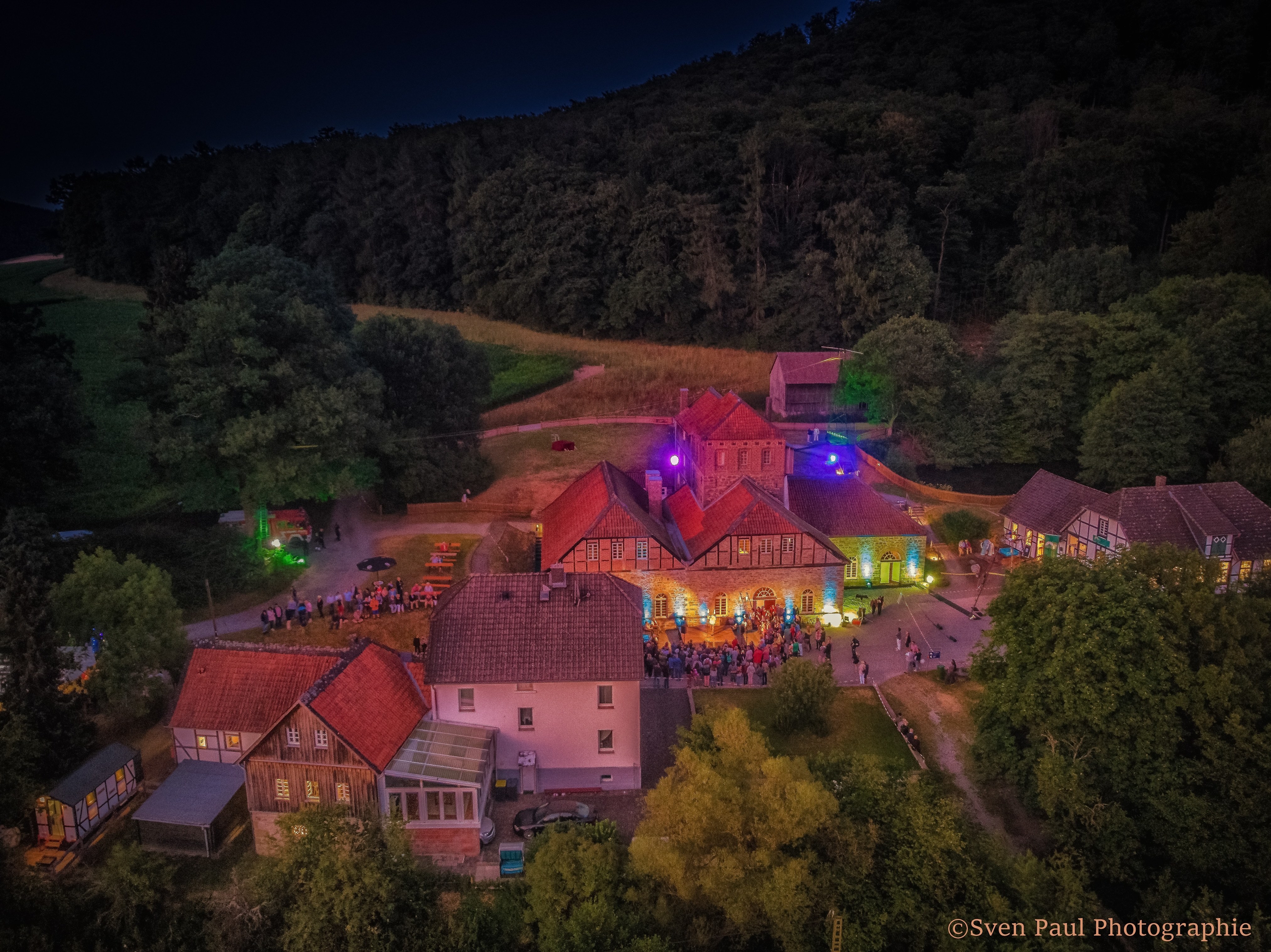So hat man "Luise heizt ein" auch selten gesehen. Ein Drohnen-Shot zeigt die Illuminationen in der Dämmerung. Foto: Sven Paul Photographie