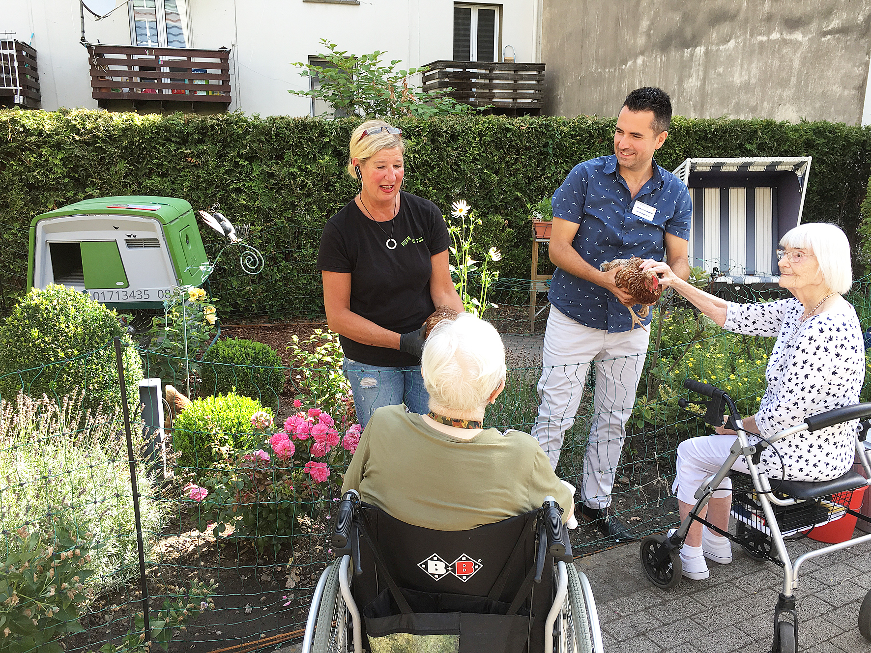 Ein Stück Landleben mitten in der Stadt. Die vier Hühner bringen den Bewohner des Wohn- und Pflegezentrum Sankt Hedwig Freude und manchmal auch frische Eier.