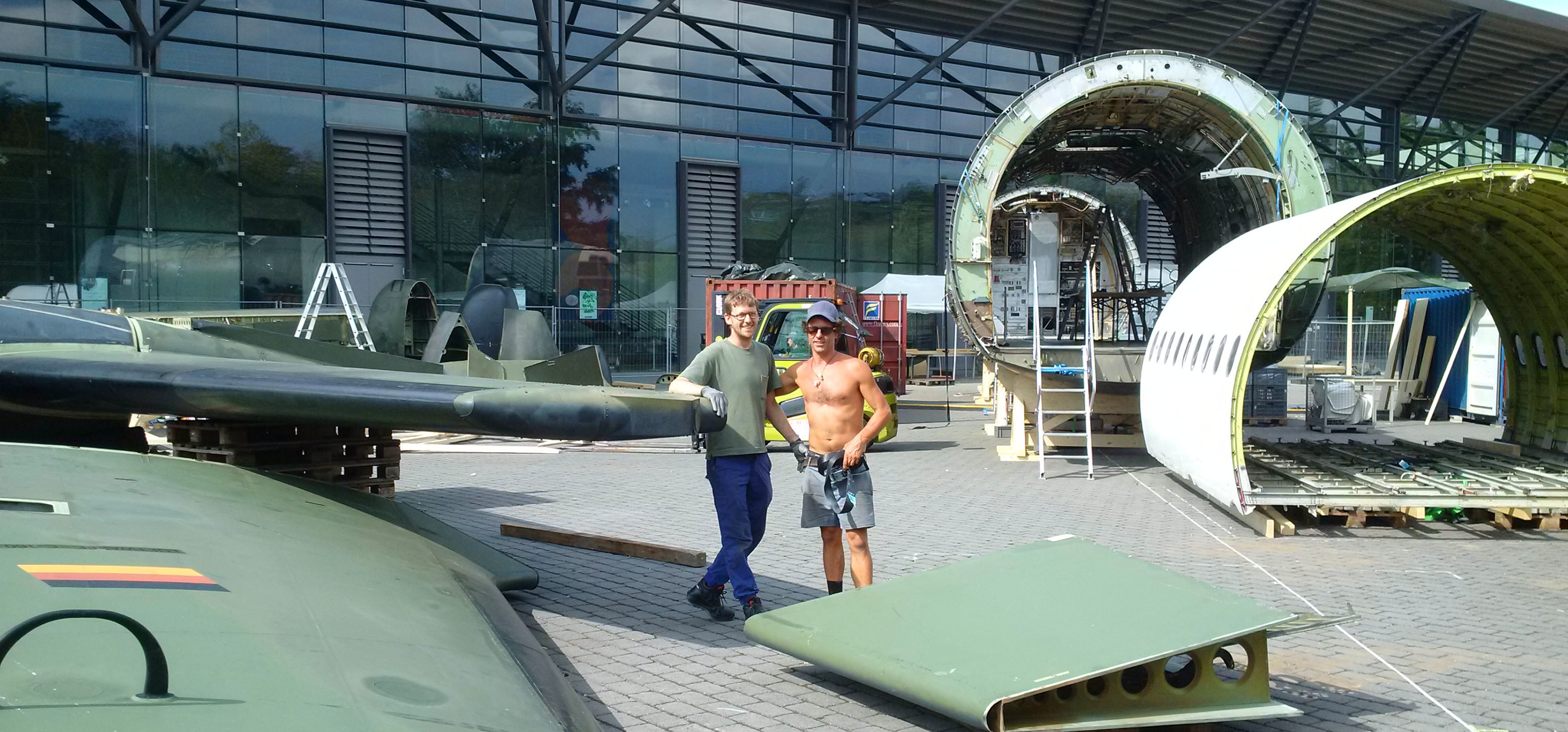 Eine alte Transall wird zum RT-Festivalzentrum: (l.) Marius Busch vom "raumlaborberlin" an einem Flügelteil. Foto: cd