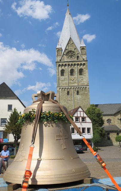 Glocke mit Erwitter Kirchturm