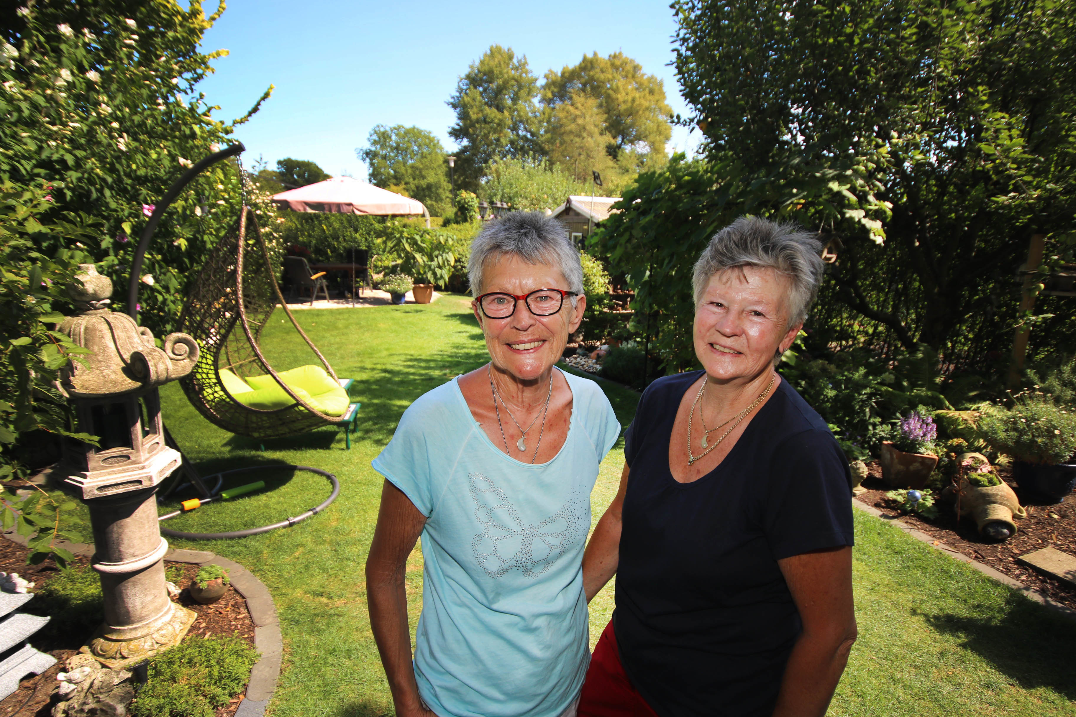 Marilen Wacker und Inge Scharn in ihrer grünen Oase