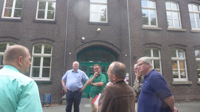 Noch wird die ehemalige Grundschule an der Meißelstraße als Ausweichquartier für Grundschüler von der Augustastraße genutzt: Hier sieht man den Kunsthaus-Vorsitzenden Alexander Voß vor Ort im Gespräch mit Bernd Dickmann (links), Markus Püll und Hermann Blümer (rechts) sowie Werner Oesterwind und Hermann-Josef Hüßelbeck. (Foto Emons)