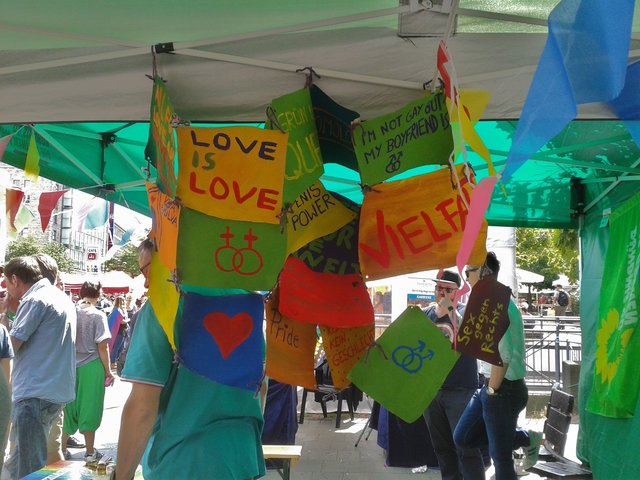 Parolen der jungen Grünen für ein besseres und fröhlicheres Leben - schwul, hetero, lesbisch oder queer in möglichst freier Wahl