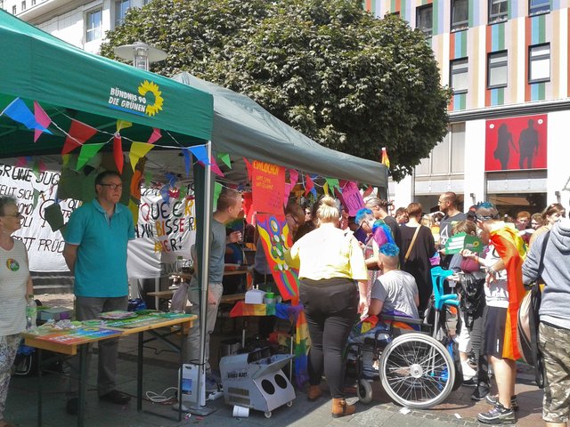 Viel Trubel bei den jungen Grünen auf dem Kennedyplatz- Politik - Verkleidungen, Schminkjrunden und jede Menge Spaß dazwischen.