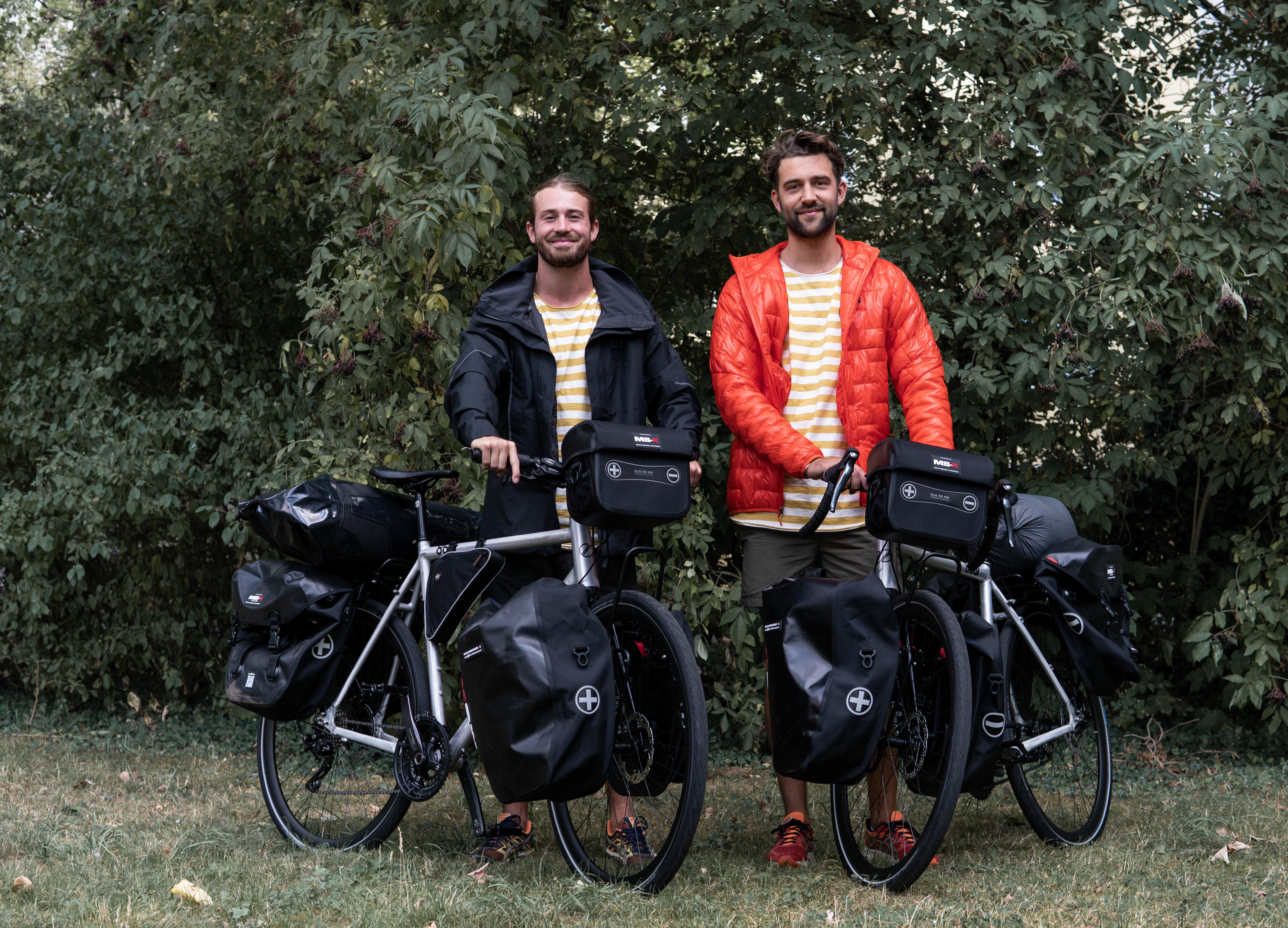 Von Tag zu steigt bei dem 24-jährigen Duisburger Max (l.) und seinem Studienkollegen Nono die Vorfreude, aber auch die innere Anspannung. Am 2. September geht es von Berlin aus 15.000 Kilometer mit dem Fahrrad nach Peking.
Fotos: privat