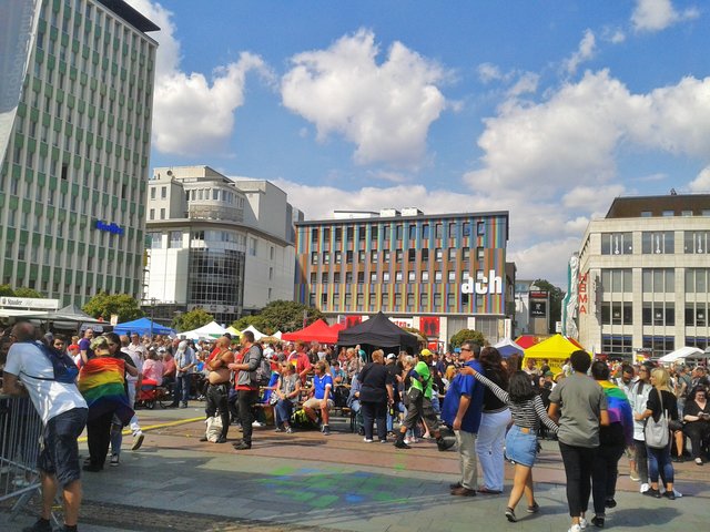 Sicht von der CSD-Hauptbühne auf die Nordseite des Kennedyplatzes - bestes Wetter für ein ganztägiges Fest, das auch hinter der Markkirche mit eine rzweiten Bühne noch weiterging.