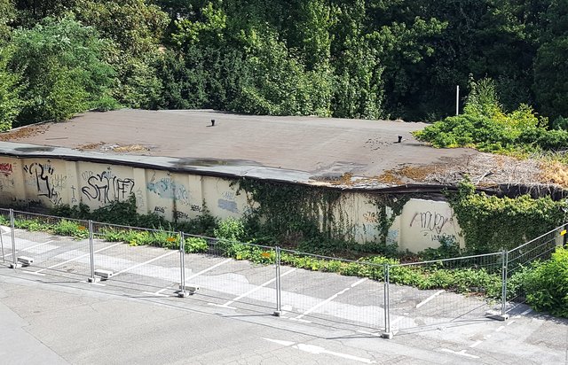 An der Ruine eines Bootshauses sperrte die Stadt zur Sicherung mit Bauzäunen ab und ließ so acht dringend benötigte Parkplätze wegfallen.
Foto: Henschke