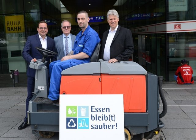 Erhöhung des Reinigungsintervalls rund um den Essener Hauptbahnhof Informierten sich über den neuen Arbeitsplan : v.l.n.r: Oberbürgermeister Thomas Kufen, Dirk Smolka, Leiter der Reinigung RGE, ein Reinigungsmitarbeiter der RGE und Ordnungsdezernent Christian Kromberg. | Foto: Elke Brochhagen