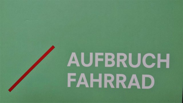 Die Volksinitiative "Aufbruch Fahrrad" setzt sich mit einer Unterschriftensammlung für mehr und sichereren Radverkehr in NRW ein. www.aufbruch-fahrrad.de
