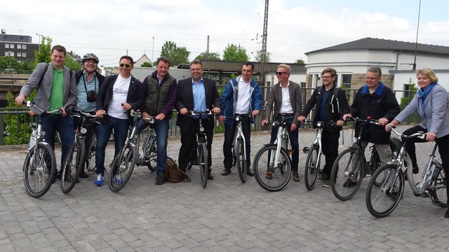 Grüne Landtagsabgeordnete und Ratsmtigleider befahren gemeinsam mit Cem Özdemir die bereits fertig gestellte Strecke des Radschnellwegs von Mülheim bis zur Uni Essen/Duisburg