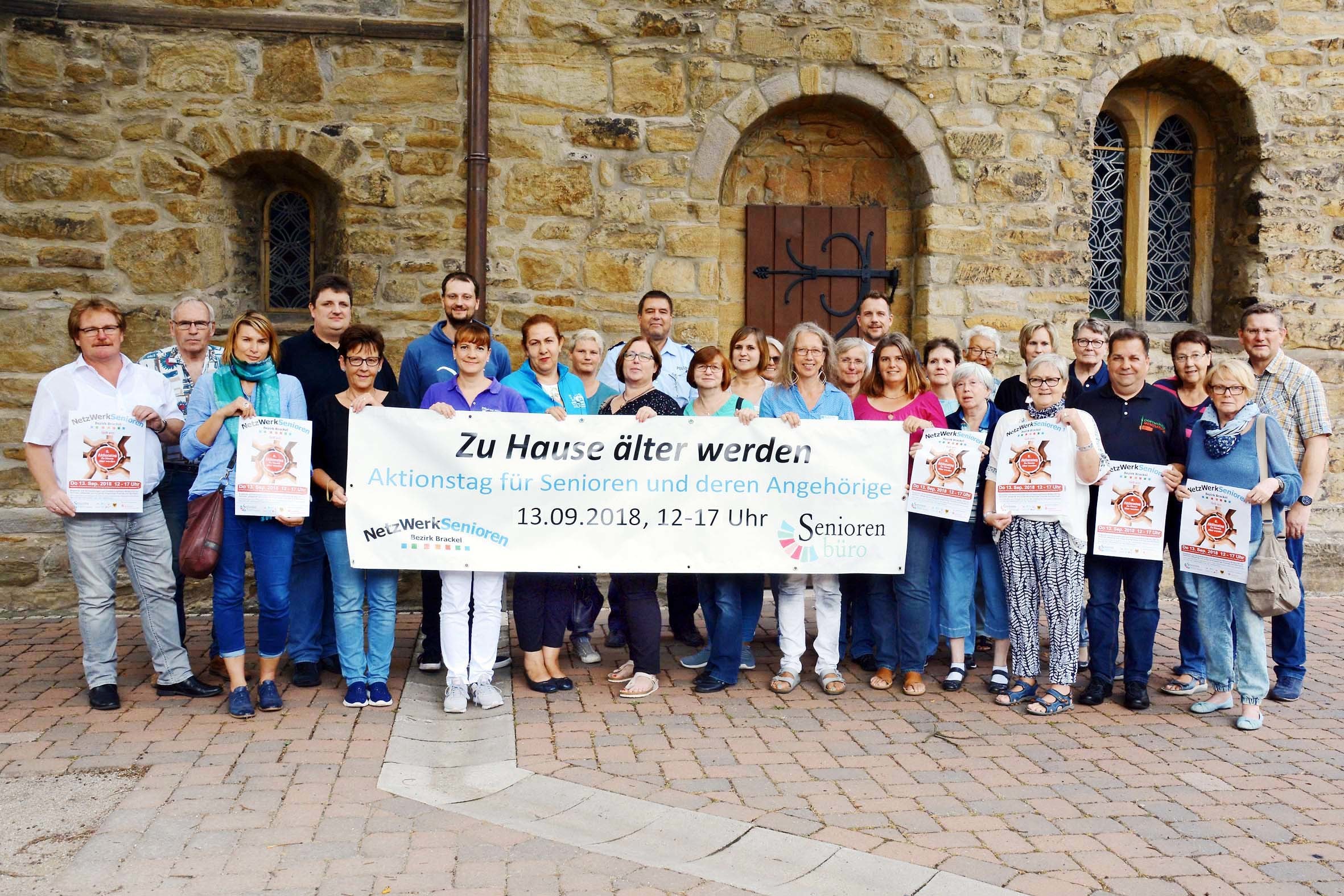 Vor Ort, auf dem Brackeler Kirchplatz am Hellweg, stellten die Verantwortlichen aus Reihen des NetzWerkSenioren und des Seniorenbüros Brackel Banner und Programm des nunmehr bereits 8. Senioren-Aktionstages im Stadtbezirk am 13. September vor.