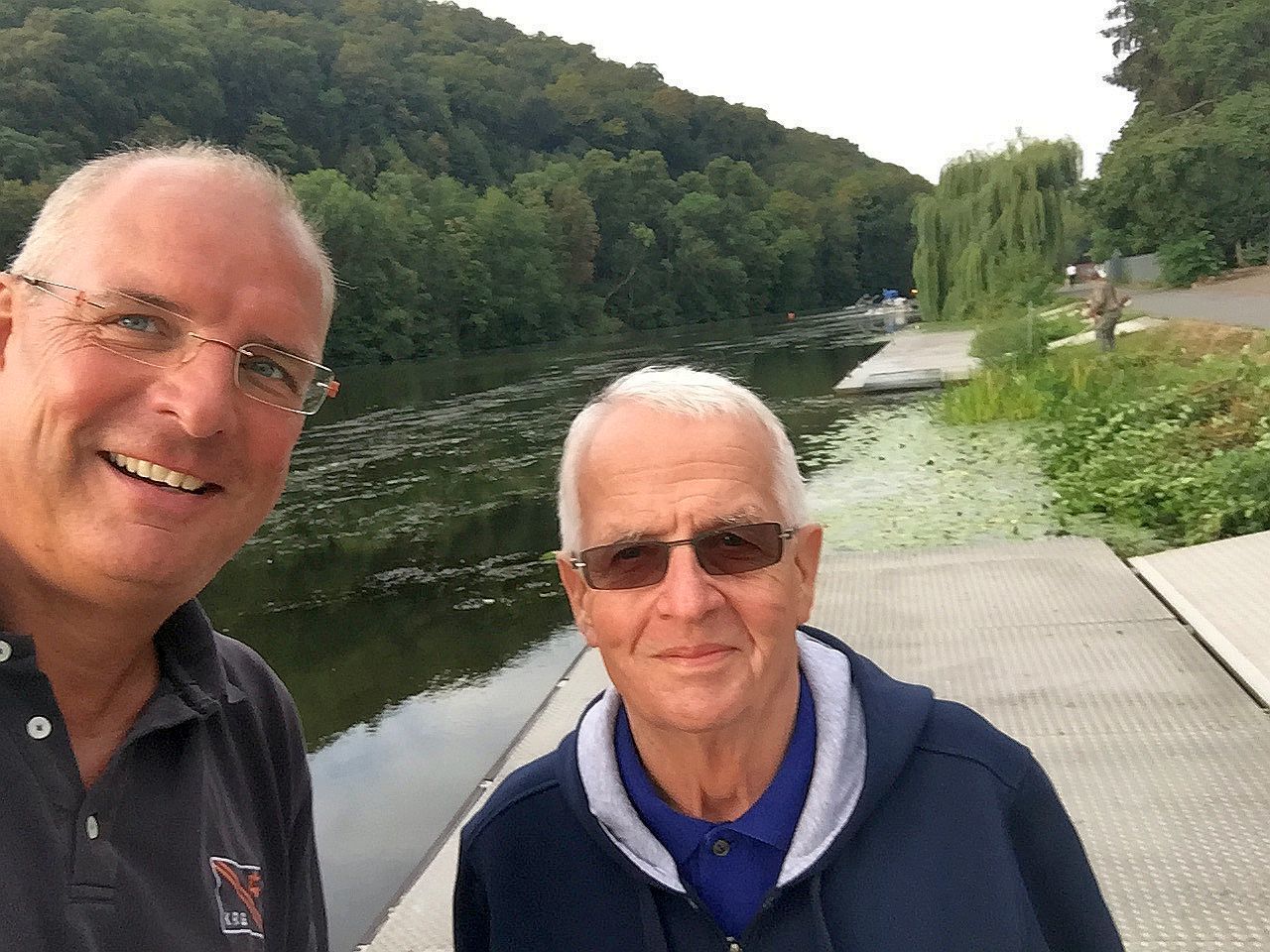 Boris Orlowski von der Kettwiger Rudergesellschaft und Heinz-Jürgen Vignold von der gleichnamigen Firma freuen sich über den raschen Erfolg gegen die Wasserpest in der Ruhr.