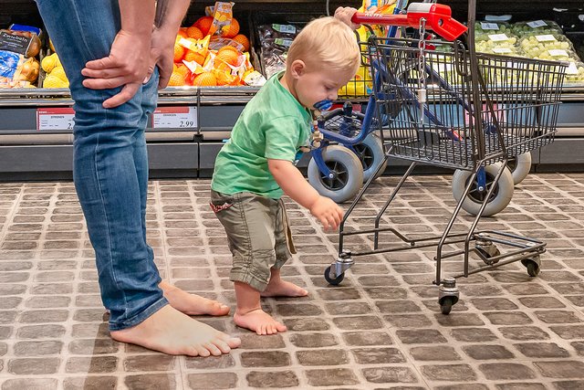Ben lernt gerade laufen - am liebsten ohne Schuhe!
