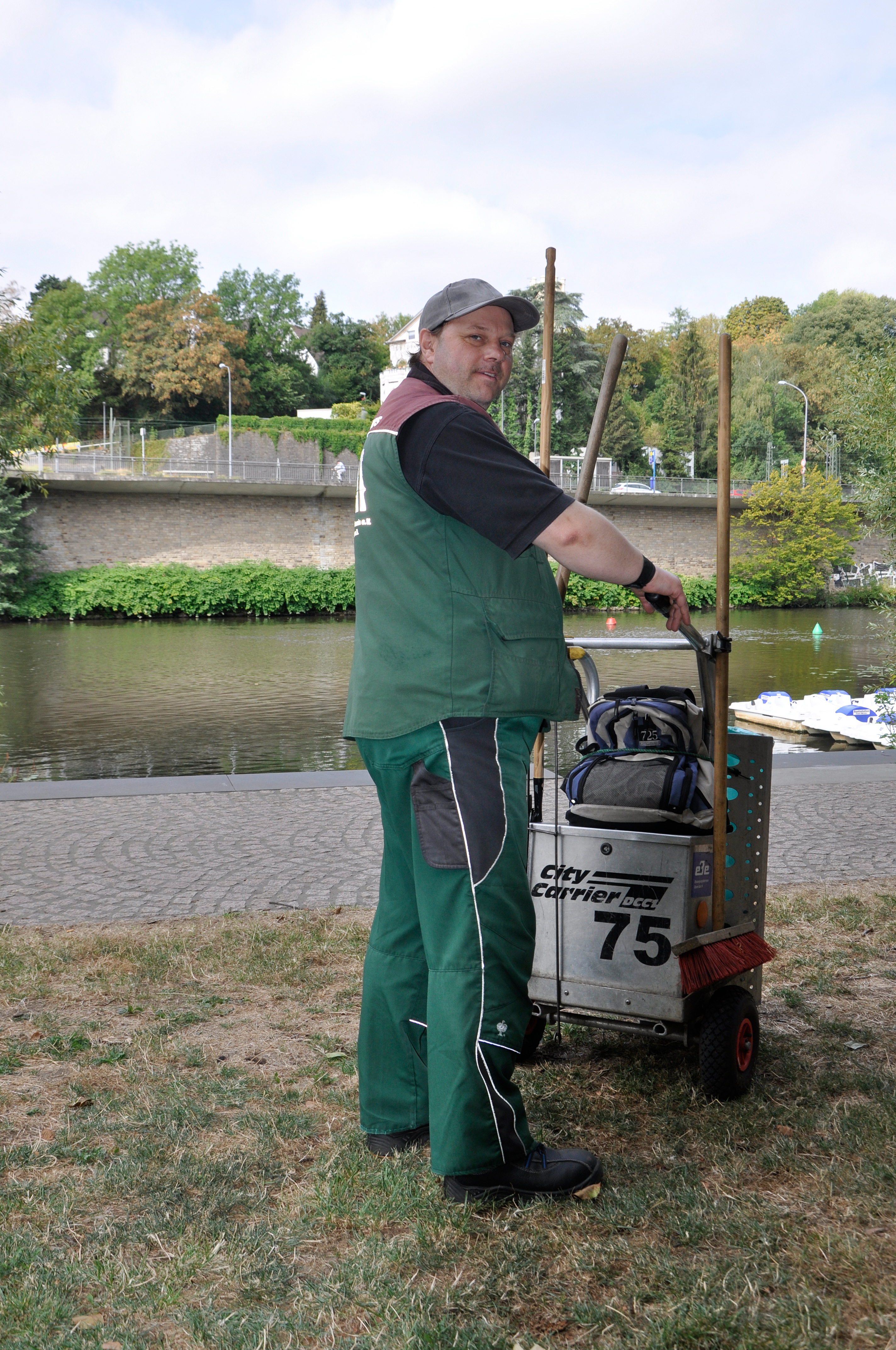 Schon seit zehn Jahren kümmert sich Thomas Buch als Werdener Saubermann ums Ruhrufer zwischen Brücke und Weißer Mühle. Heimat- und Bürgerverein und Werbering ließen ihn zum Jubliläum hochleben.