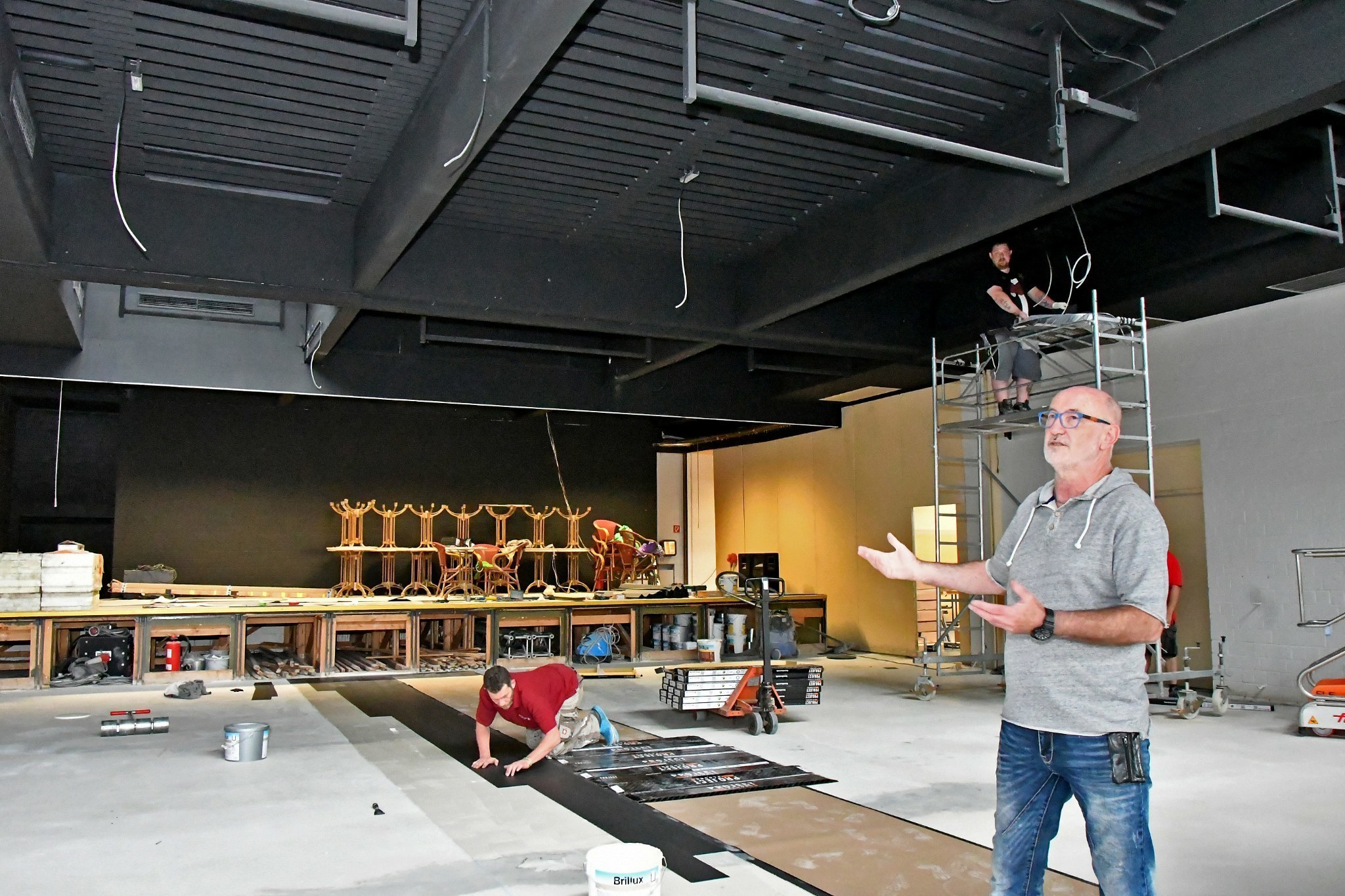 Bald haben die Handwerker ihre Arbeiten erledigt. Bis zum kommenden Samstag, 25. August, soll alles fertiggestellt sein. Fotos: Janz