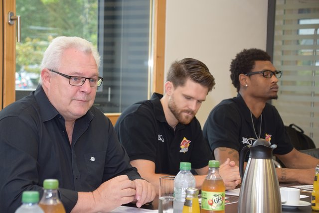 Manager Michael Dahmen (li.), Malte Schwarz und Neuzugang Lamar Mallory (re.) waren mit dem ersten Auftritt gegen die BG Hagen sehr zufrieden. Foto: Günther