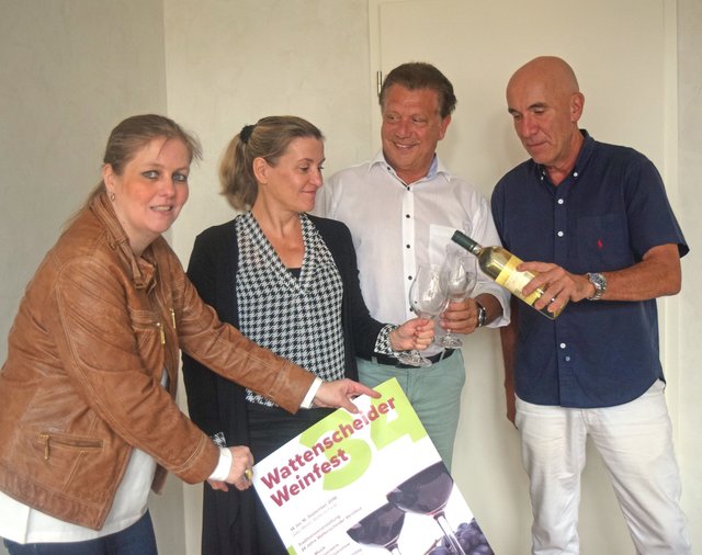 Die Vorbereitungen für das Weinfest laufen auf vollen Touren. Unser Bild zeigt v.l. Sabine Theis (Werbegemeinschaft), Babett Arnold (GertrudisCenter), Mano Oliveri (Schreinerei Reichel) und Wolfgang Dressler (Werbegemeinschaft).  Foto: Peter Mohr﻿