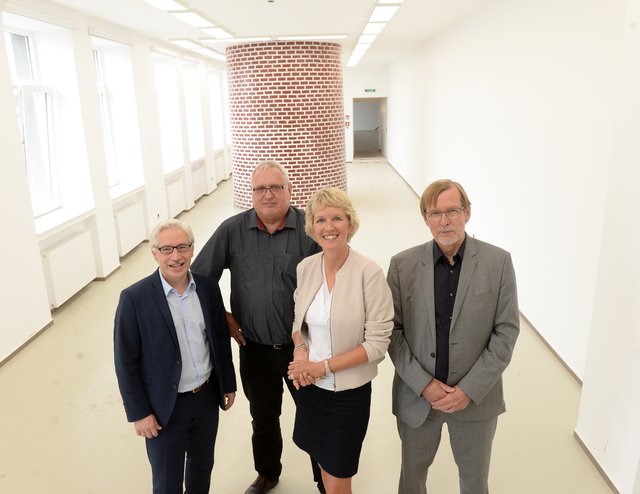 Sie führten durch die VHS, hier im Kreativraum (v.l.). Immobiliendezernent Frank Mendack, Jugendamtsleiter Uwe Alex, VHS-Leiterin Annette Sommerhoff und Bildungsdezernent Ulrich Ernst. | Foto: PR-Foto Köhring/SM