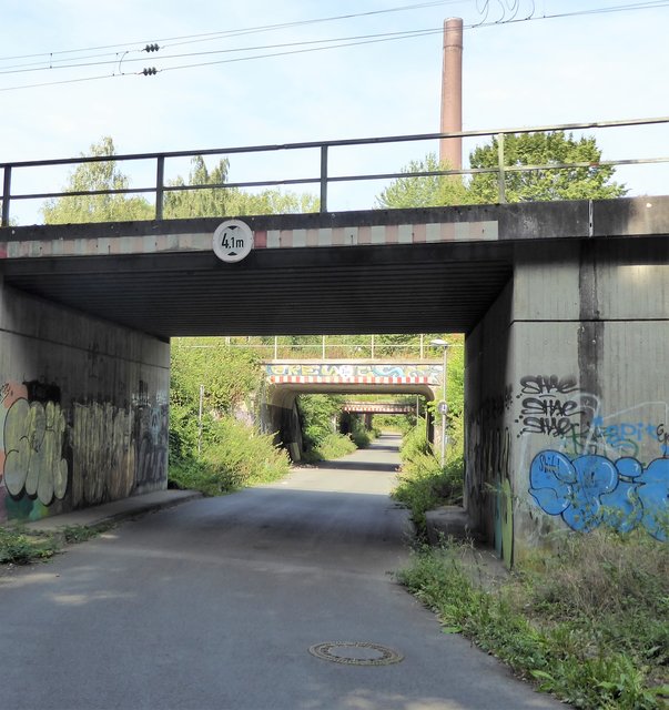 Die Strecke verspüht nicht nur bei den Eisenbahnbrücken zur Unterquerung der Gleise den Charme der 50 -iger Jahre - ein wenig Industriekultur und Nostalgie auf dem Weg zum ehemaligen Opelwerk.