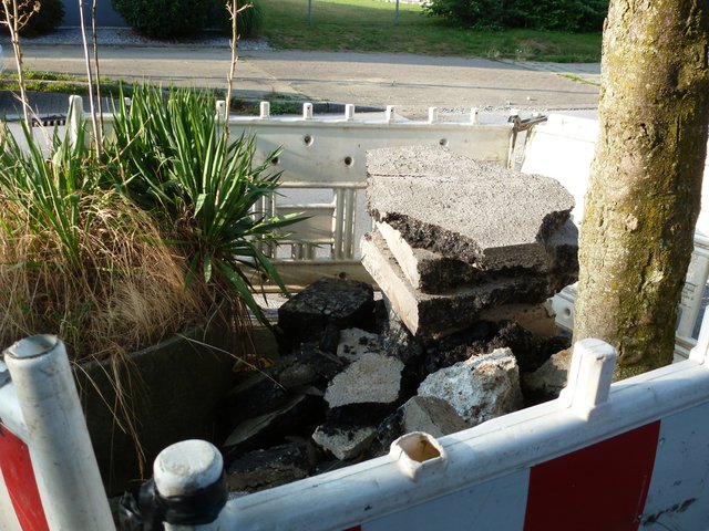 Auch abgetragener Straßenbelag verwaist am Straßenrand. Foto: UWGFB