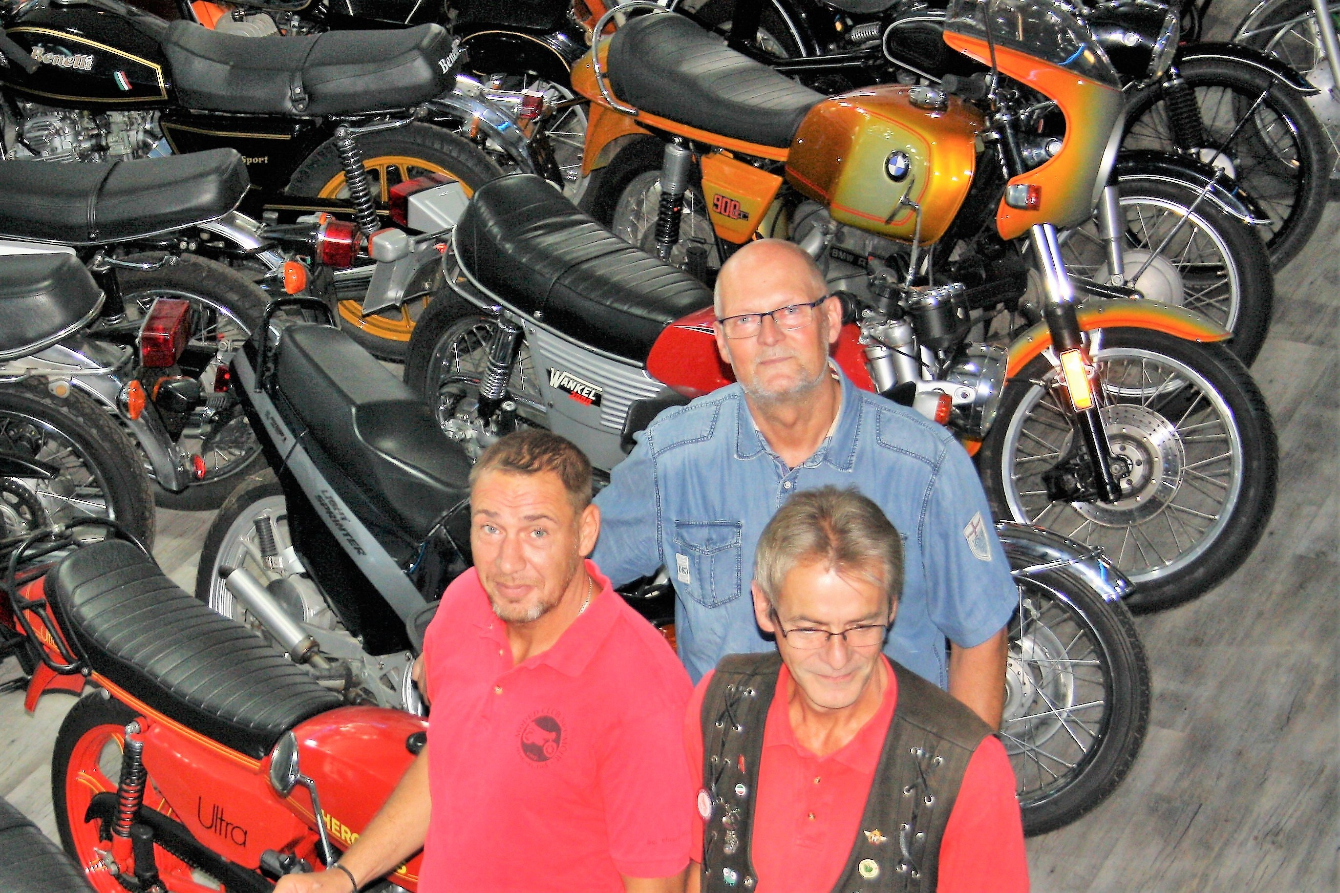Thomas Noll, Peter Wedig und Ralf Hebestadt (v.l.) haben ihre Leidenschaft sichtbar gemacht und das im wahren Sinn des Wortes. Mit ihrem aus Privatinitiative entstandenen Moped-Museum ist ihnen ein wahres El Dorado für Fans historischer Zweitakter gelungen.
Fotos: Reiner Terhorst