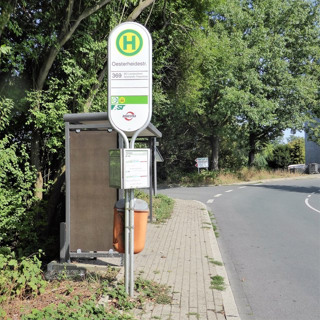 Hinter der Haltestelle Oesterheidestraße geht diese links von der Oberstraße ab.