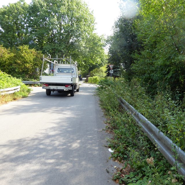 Einer der wenigen Fahrzeuge aufder wenig befahrenen Straße